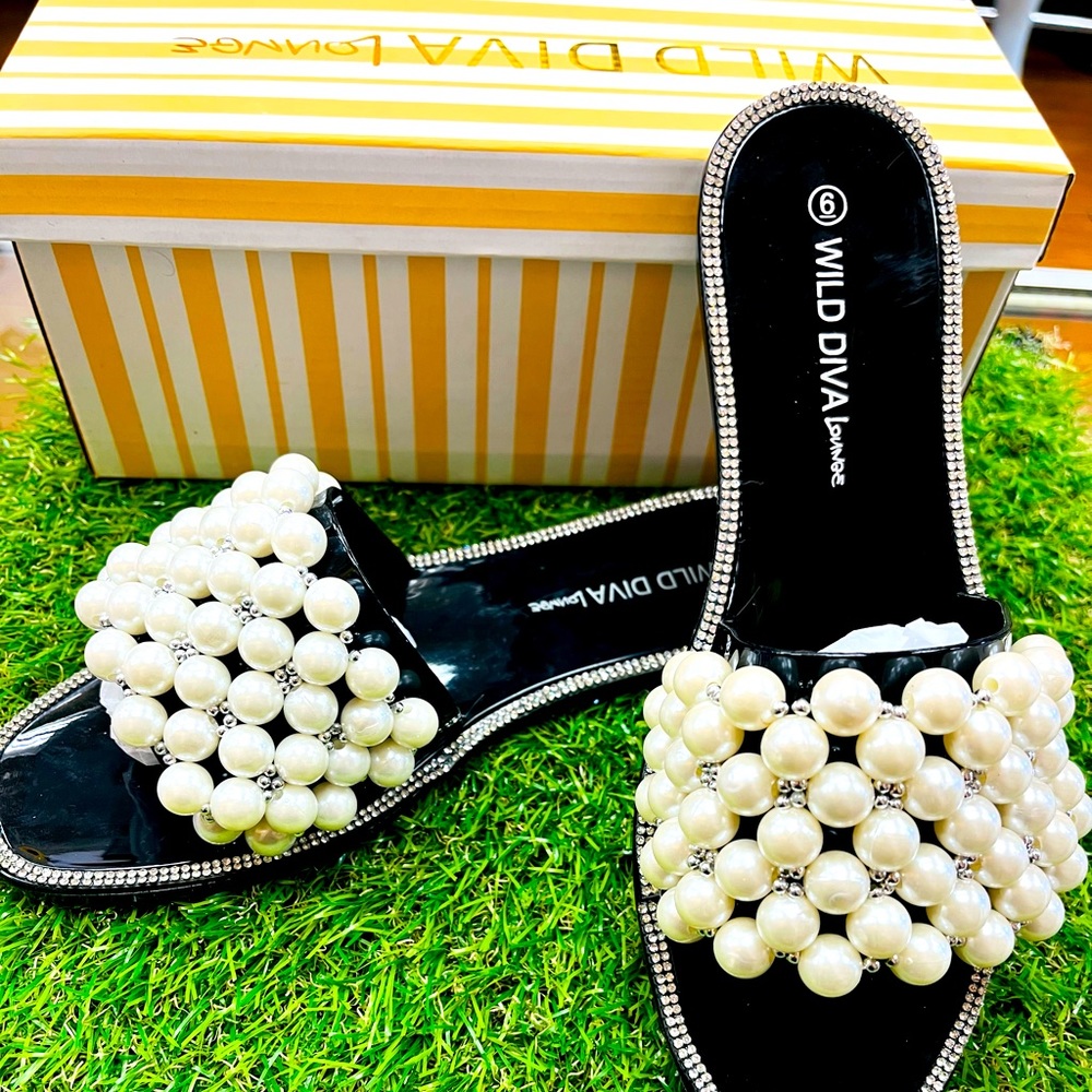 Jelly sandals with silver and pearl imitation.